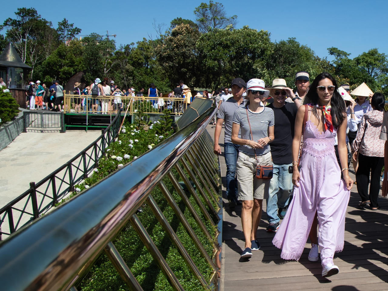 Tỷ phú Joe Lewis trải nghiệm trên Cầu Vàng Bà Nà Hills 