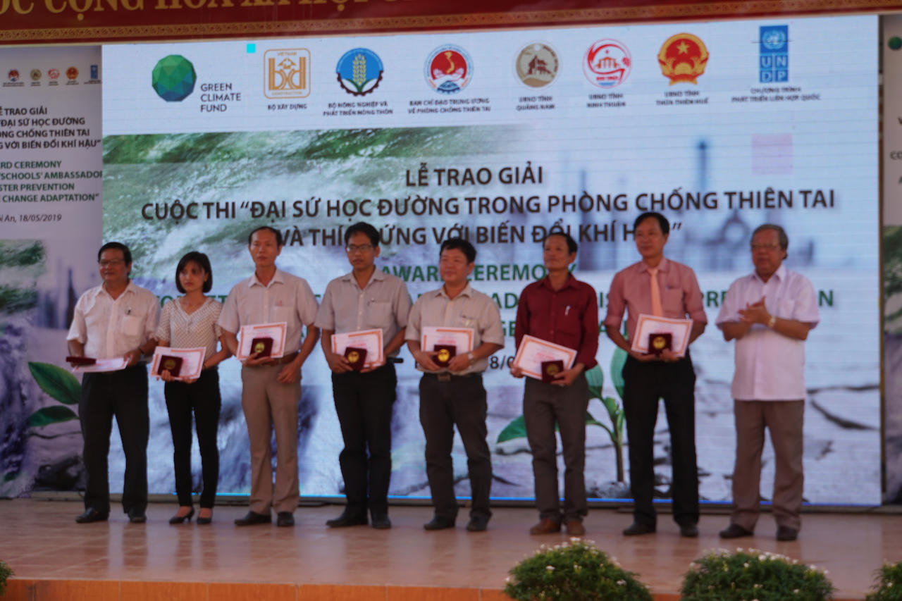 Trao giải cuộc thi “Đại sứ học đường trong phòng, chống thiên tai và thích ứng biến đổi khí hậu 2019”