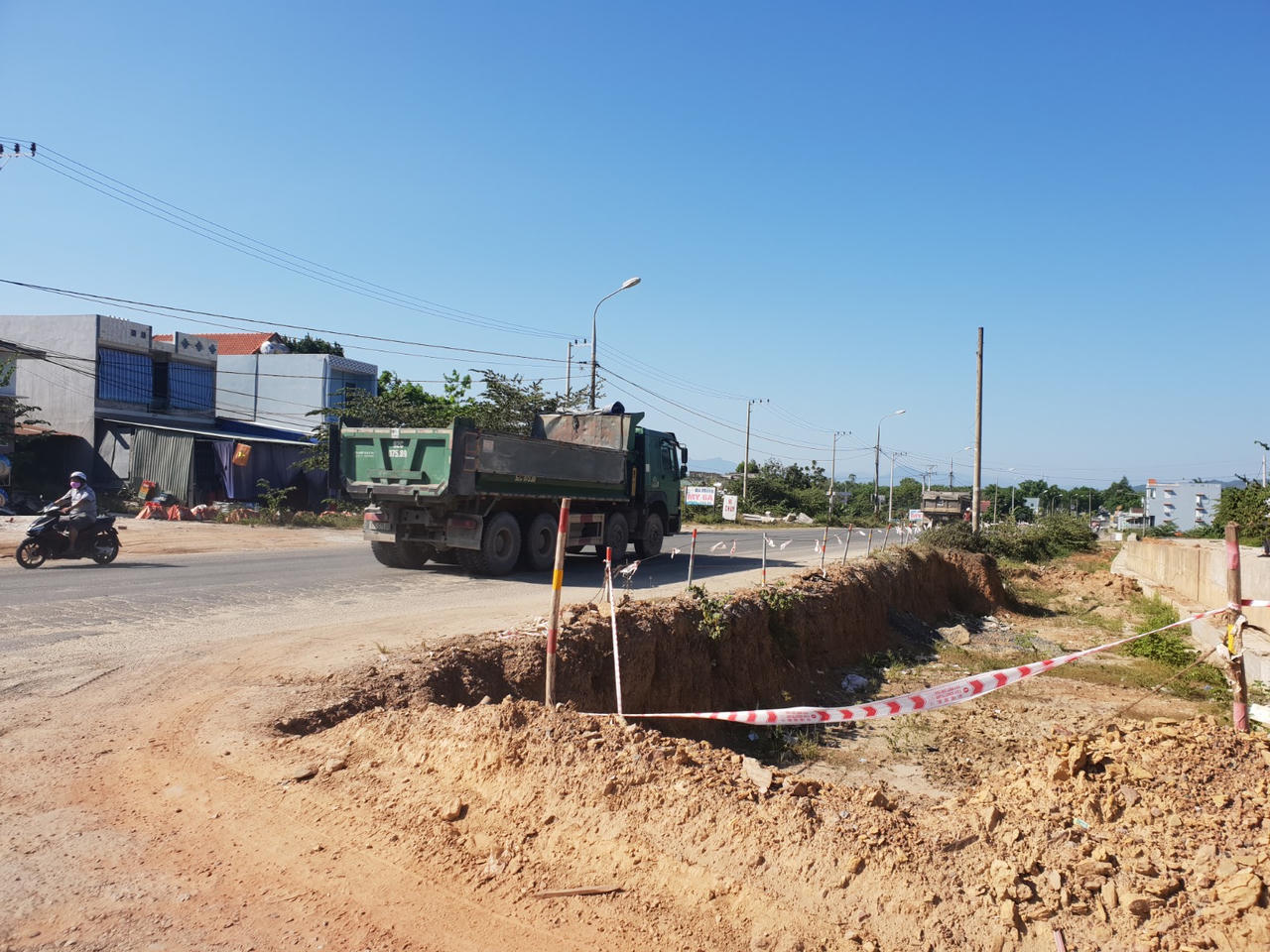 Công trình nút giao Túy Loan ngổn ngang vì đắp chiếu, đối mặt nguy cơ mất ATGT