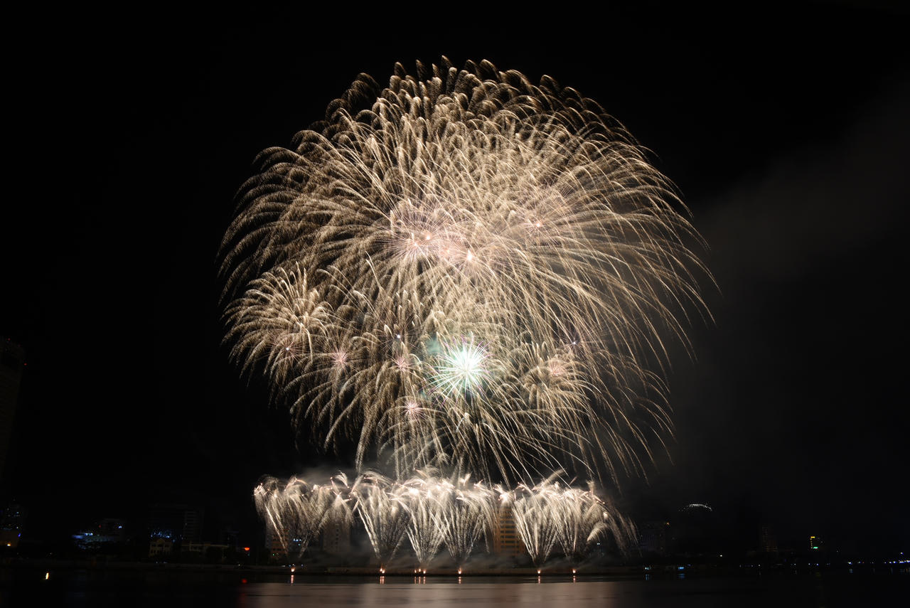 “Đại tiệc âm thanh, ánh sáng, sắc màu tuổi lên 10” trên dòng sông Hàn thơ mộng