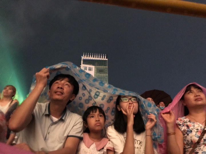 Dòng sông kể chuyện Tình yêu dưới mưa