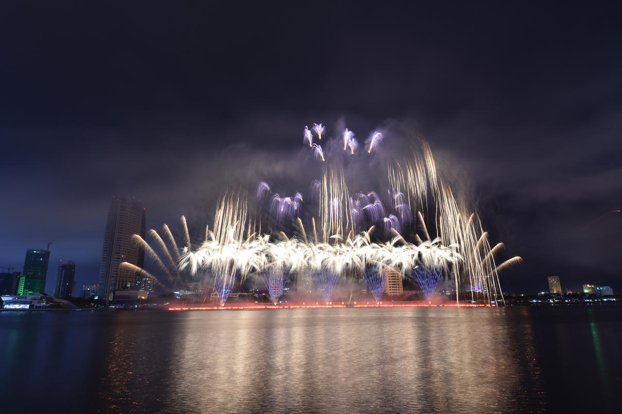 Dòng sông kể chuyện Tình yêu dưới mưa