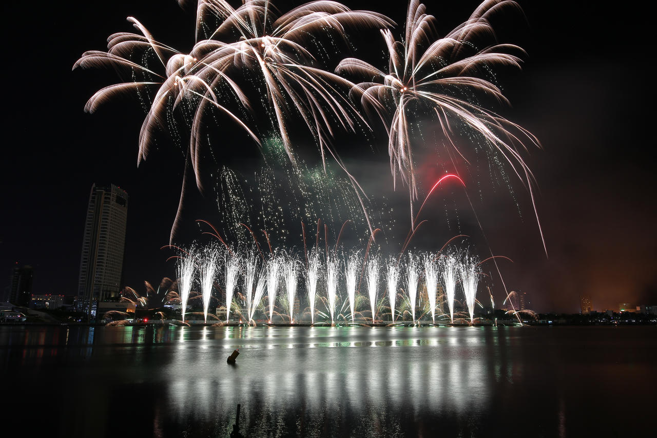 Ngắm đêm “Sắc màu” trên sông Hàn