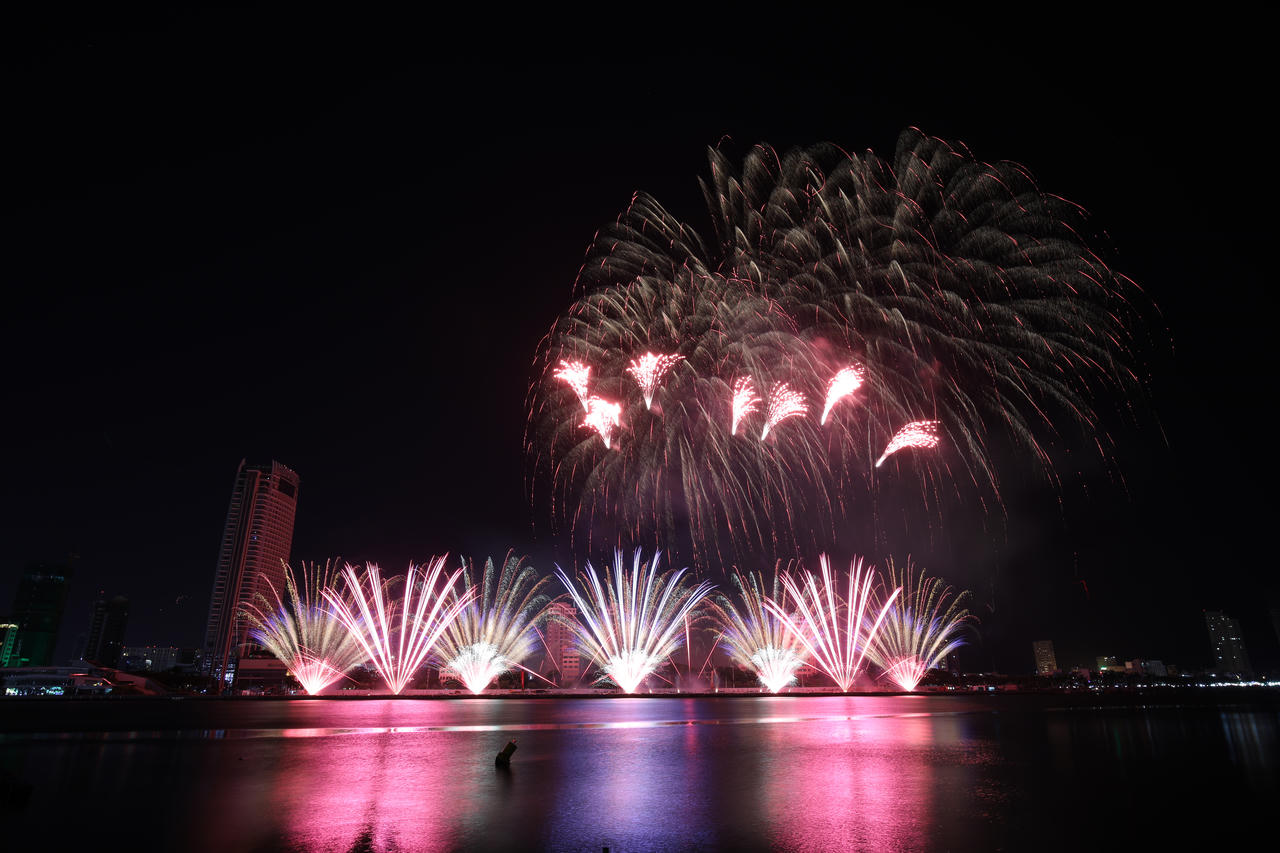 Ngắm đêm “Sắc màu” trên sông Hàn