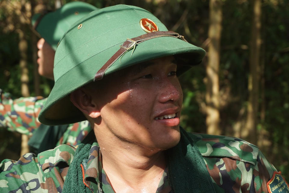 Đà Nẵng: Hàng trăm chiến sĩ nổ lực cứu đám cháy rừng lớn