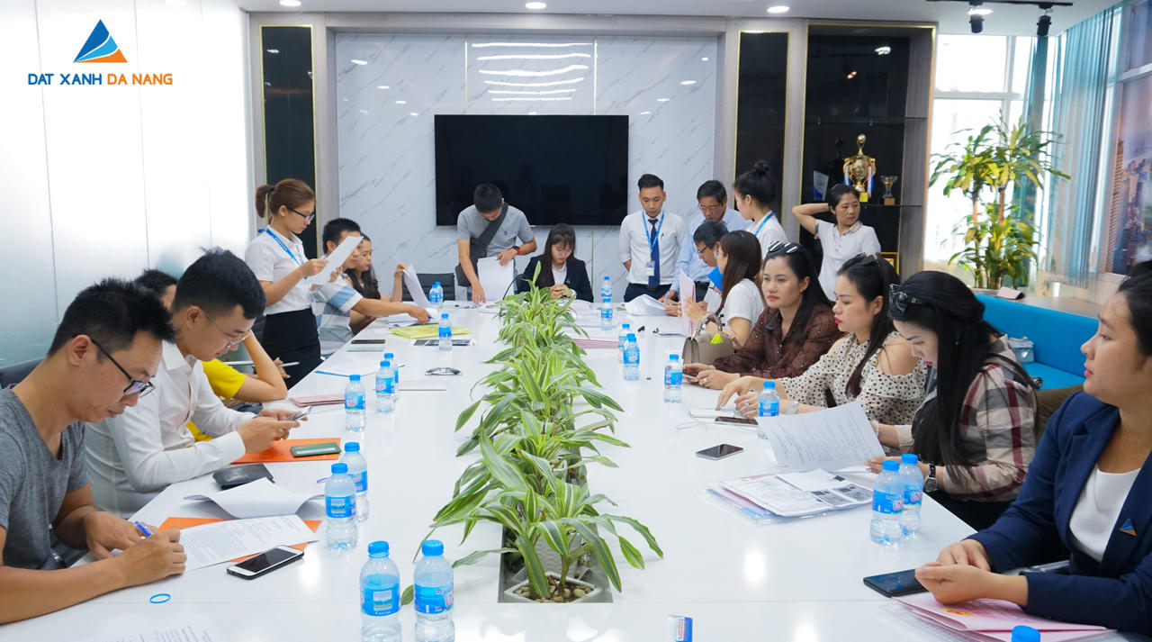 Công chứng sang “sổ đỏ” cho khách hàng của dự án Palm Village