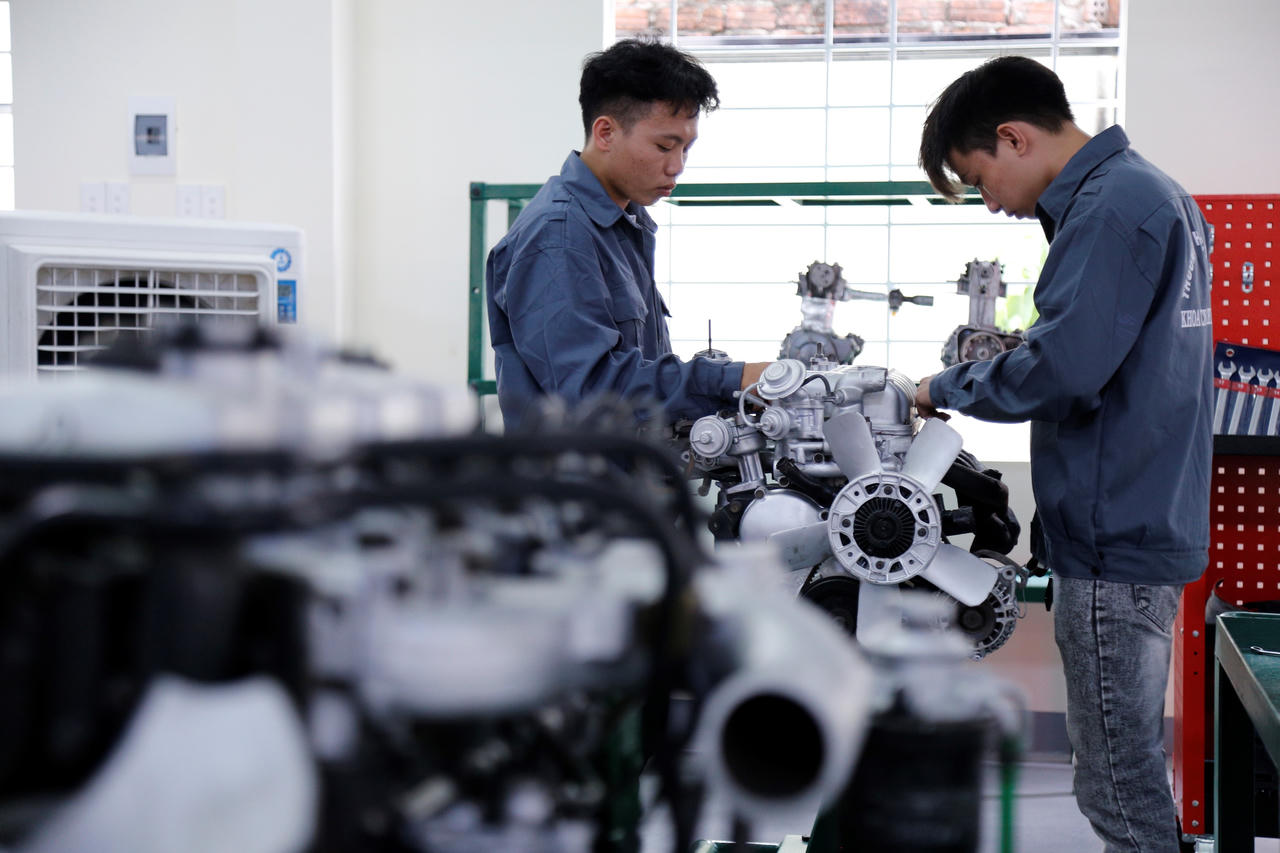 Hơn 5 tỷ đồng đầu tư xưởng thực hành ô tô Đại học Đông Á