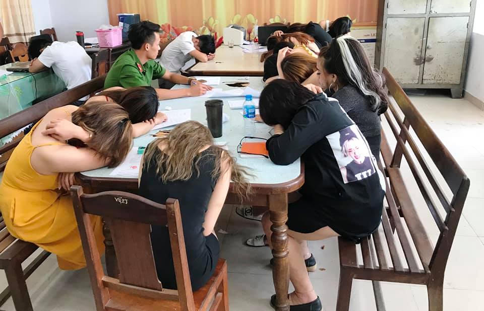 Kiểm tra quán karaoke mở quá giờ, phát hiện 30 nam nữ dương tính ma túy 