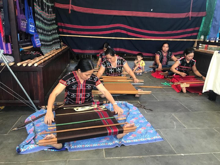 Đưa tơ lụa, thổ cẩm và văn hóa Việt Nam ra thế giới