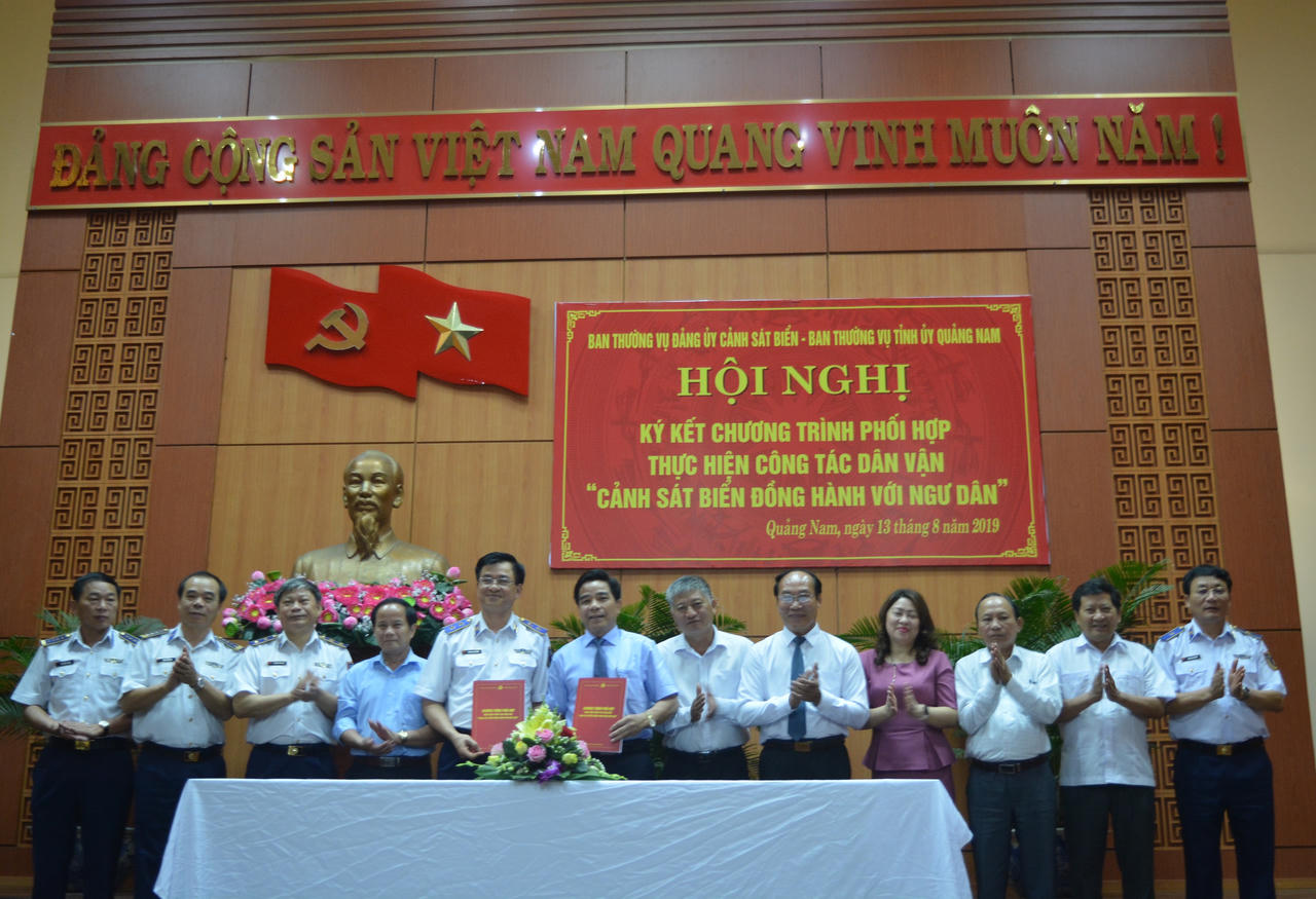 Cảnh sát biển đồng hành với ngư dân Quảng Nam