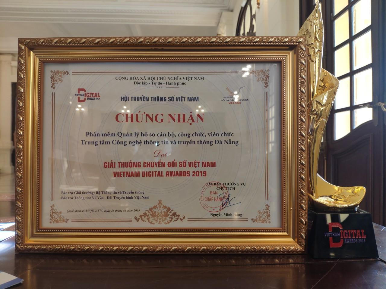 Trung tâm Công nghệ thông tin Đà Nẵng vinh dự nhận giải thưởng chuyển đổi số Việt Nam 