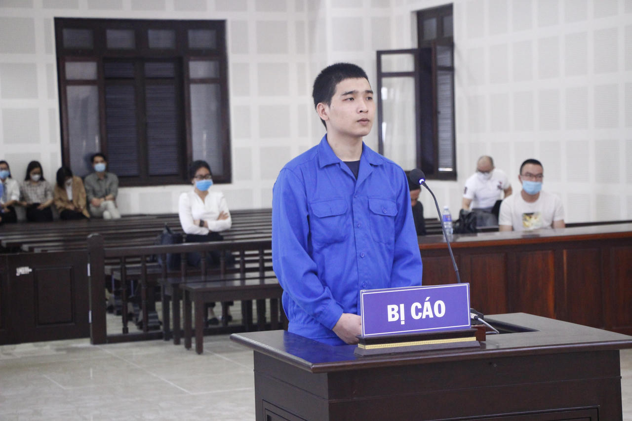 Truy nã nghi can giết người vì bạn gái bị nhìn trộm trong nhà vệ sinh