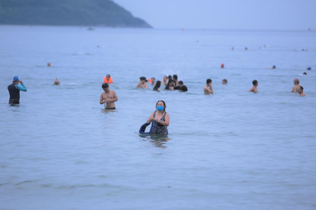 Người Đà Nẵng hào hứng tắm biển trong ngày đầu tiên nới lỏng biện pháp phòng dịch COVID-19