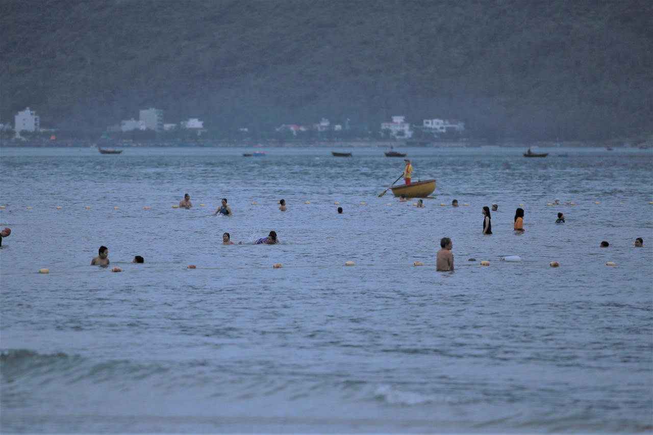 Người Đà Nẵng hào hứng tắm biển trong ngày đầu tiên nới lỏng biện pháp phòng dịch COVID-19