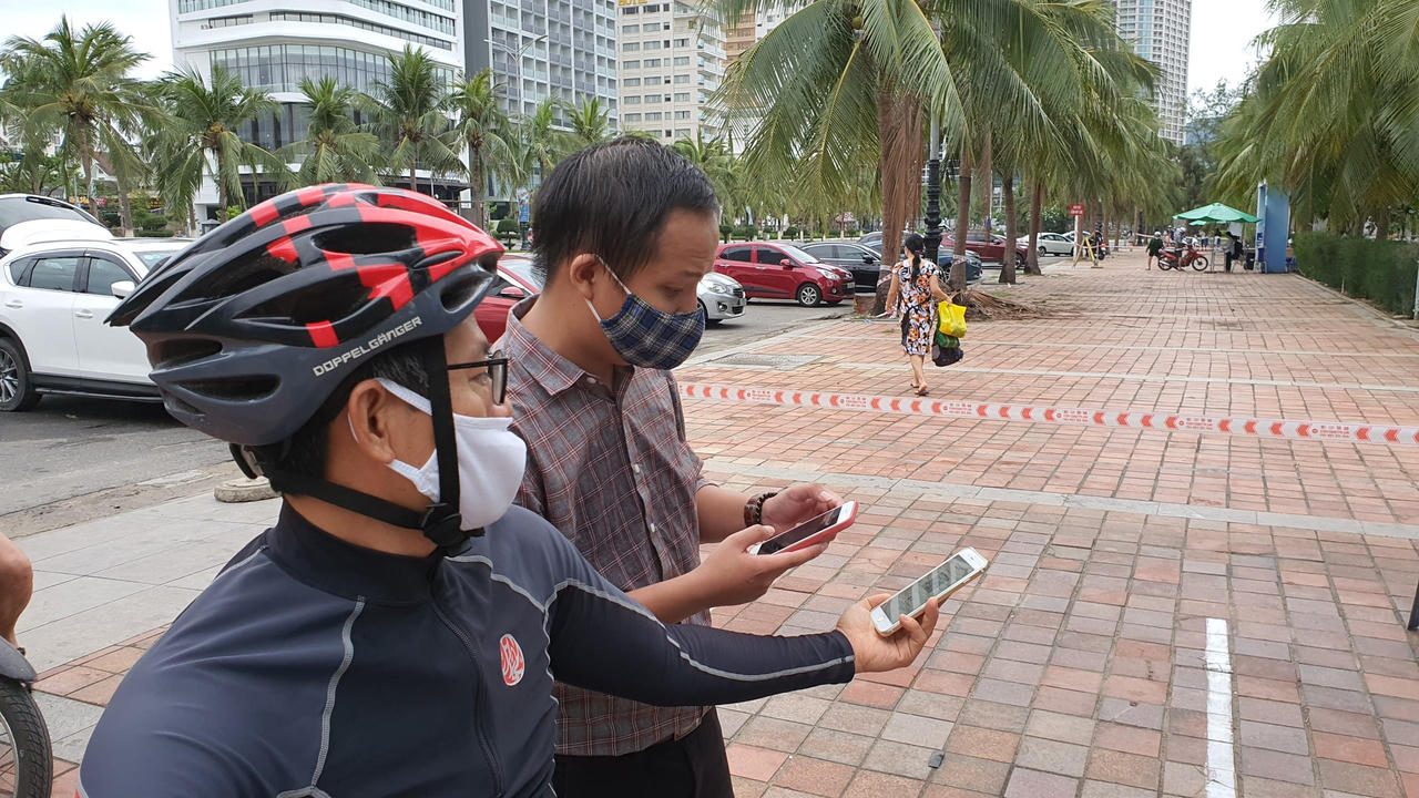 Người Đà Nẵng hào hứng tắm biển trong ngày đầu tiên nới lỏng biện pháp phòng dịch COVID-19