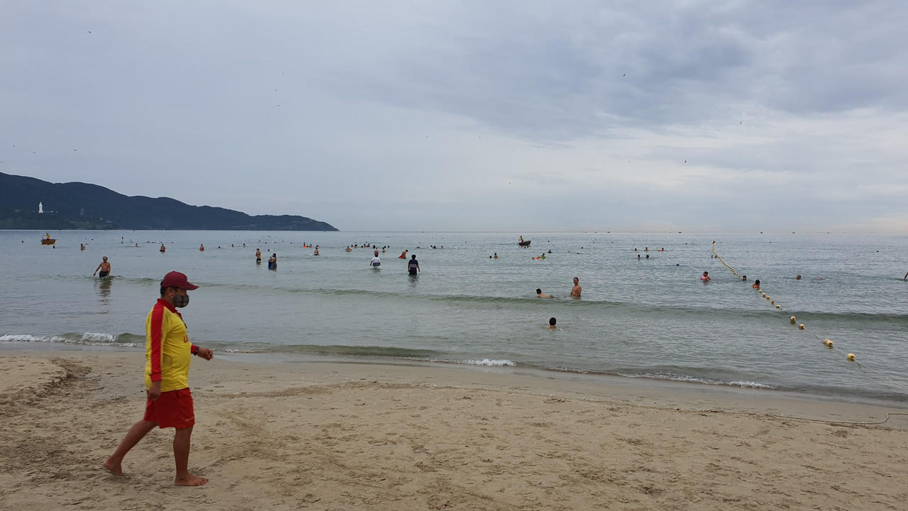 Người Đà Nẵng hào hứng tắm biển trong ngày đầu tiên nới lỏng biện pháp phòng dịch COVID-19