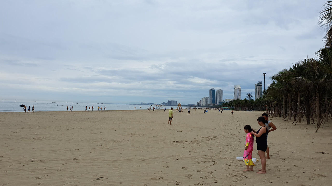 Người Đà Nẵng hào hứng tắm biển trong ngày đầu tiên nới lỏng biện pháp phòng dịch COVID-19