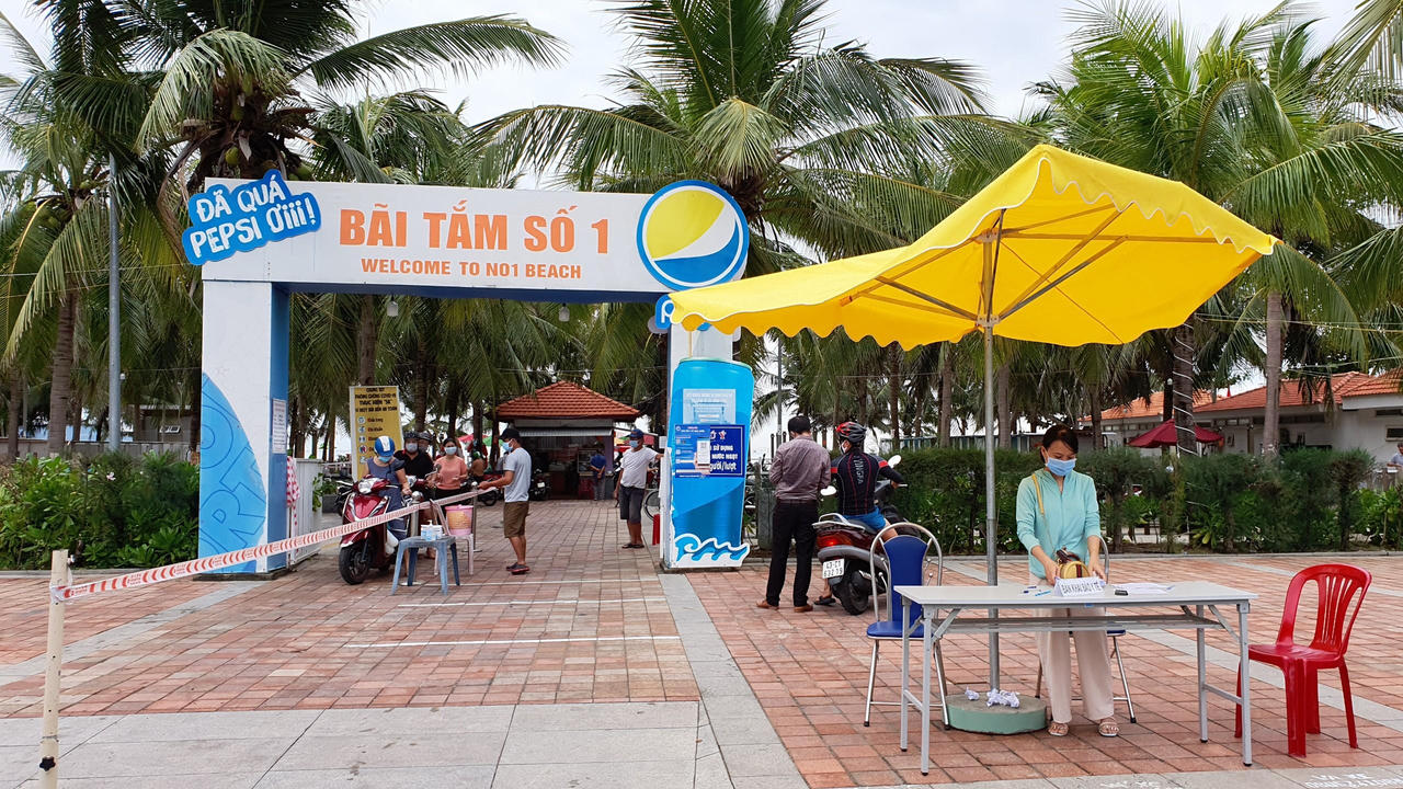 Người Đà Nẵng hào hứng tắm biển trong ngày đầu tiên nới lỏng biện pháp phòng dịch COVID-19