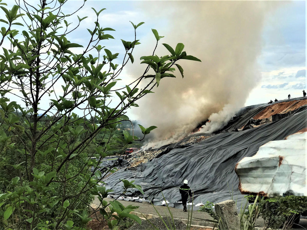 Cháy đỏ rực tại bãi rác lớn nhất Đà Nẵng, cột khói khổng lồ trùm khu dân cư