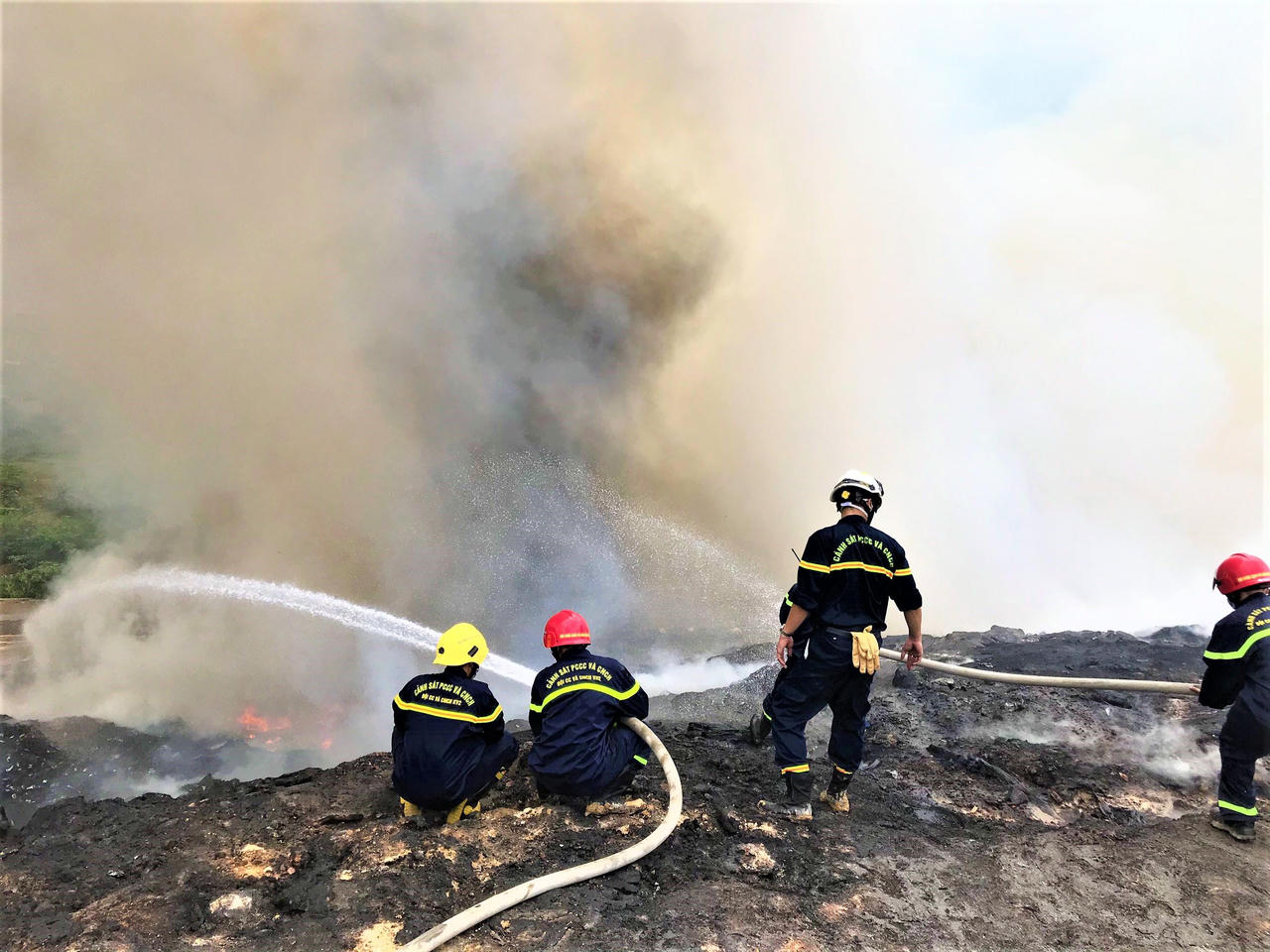 Cháy đỏ rực tại bãi rác lớn nhất Đà Nẵng, cột khói khổng lồ trùm khu dân cư