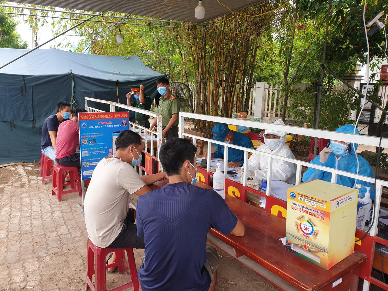 5 người từ vùng có dịch trốn trong cabin container để tránh chốt kiểm soát COVID-19