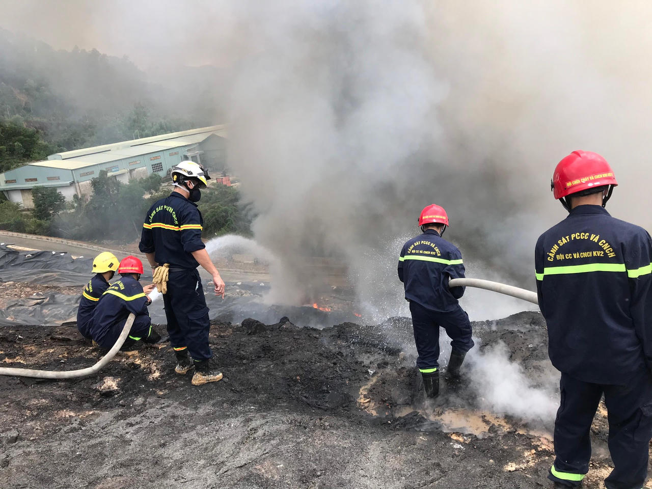 Cháy đỏ rực tại bãi rác lớn nhất Đà Nẵng, cột khói khổng lồ trùm khu dân cư