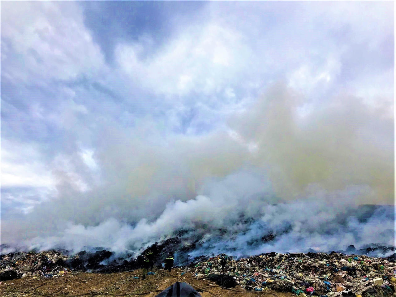 Cháy đỏ rực tại bãi rác lớn nhất Đà Nẵng, cột khói khổng lồ trùm khu dân cư
