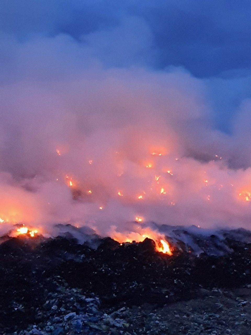 Cháy đỏ rực tại bãi rác lớn nhất Đà Nẵng, cột khói khổng lồ trùm khu dân cư