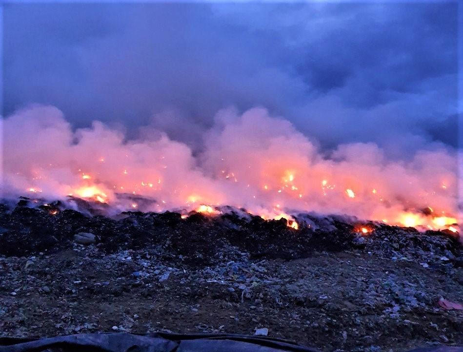 Cháy đỏ rực tại bãi rác lớn nhất Đà Nẵng, cột khói khổng lồ trùm khu dân cư