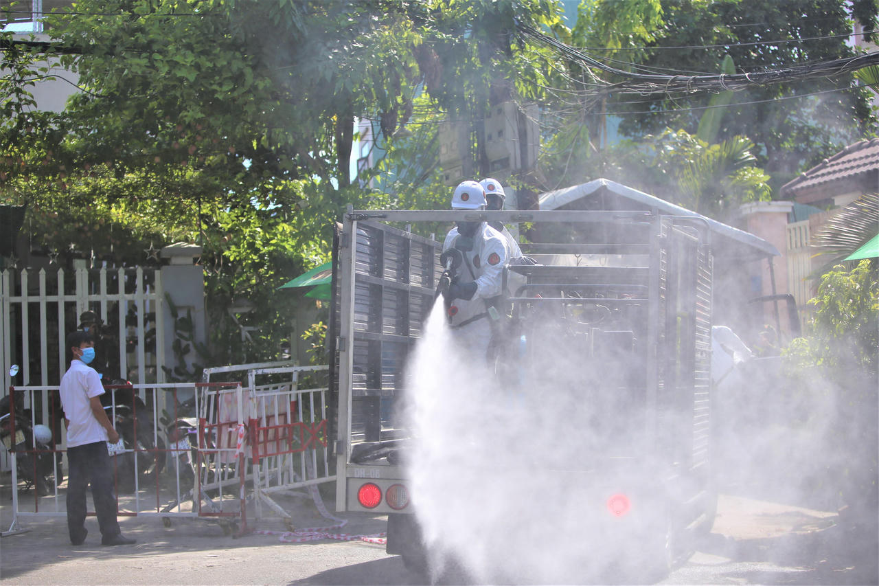 Chùm ảnh: Bộ đội khử khuẩn đường phố, chặn 'giặc COVID-19' ở Đà Nẵng