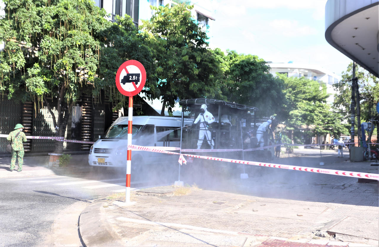 Chùm ảnh: Bộ đội khử khuẩn đường phố, chặn 'giặc COVID-19' ở Đà Nẵng