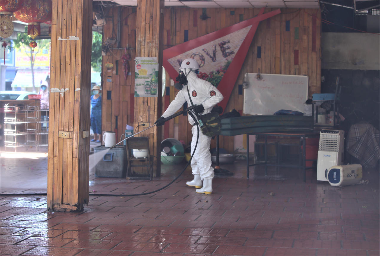 Chùm ảnh: Bộ đội khử khuẩn đường phố, chặn 'giặc COVID-19' ở Đà Nẵng