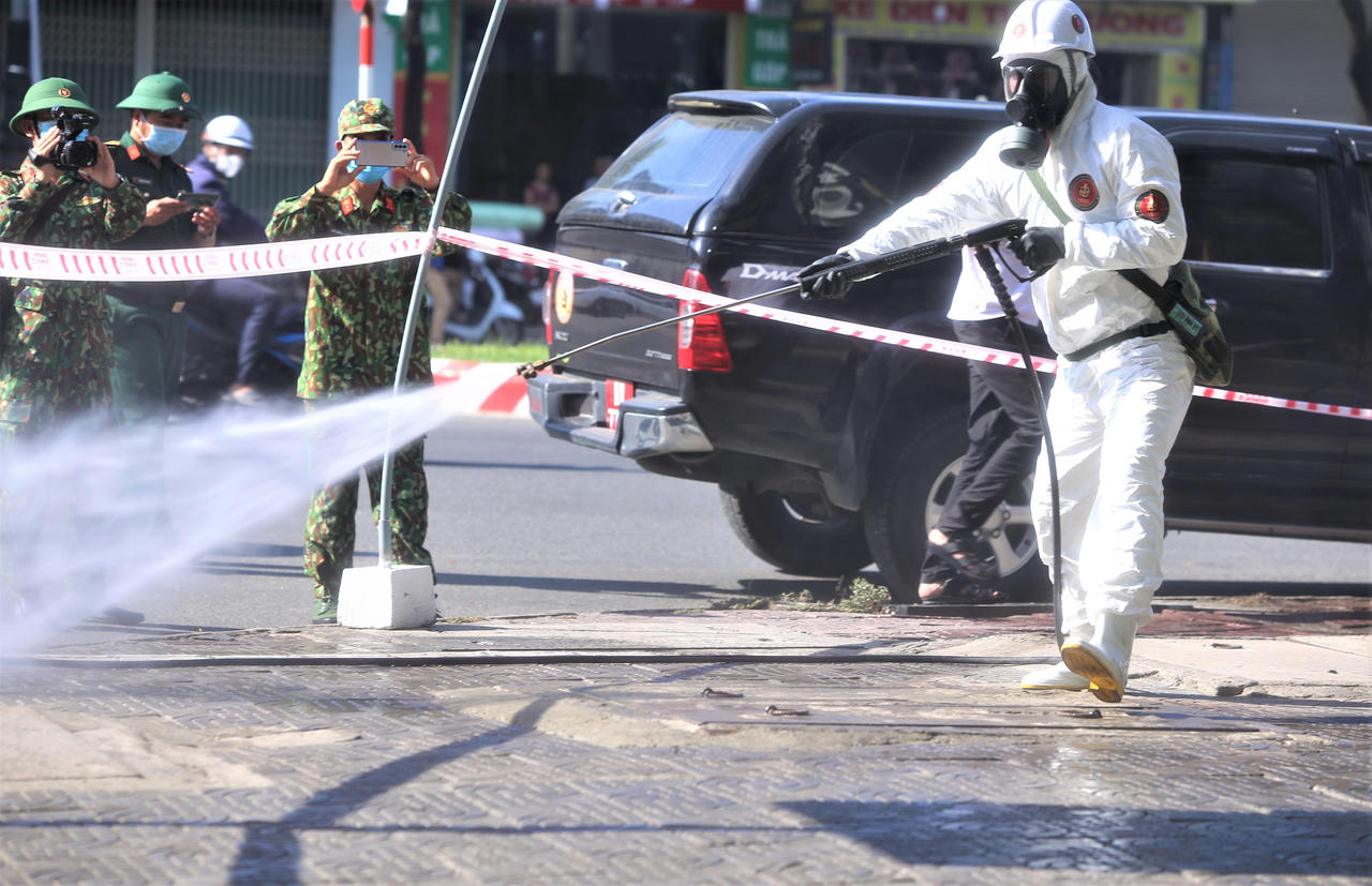 Chùm ảnh: Bộ đội khử khuẩn đường phố, chặn 'giặc COVID-19' ở Đà Nẵng