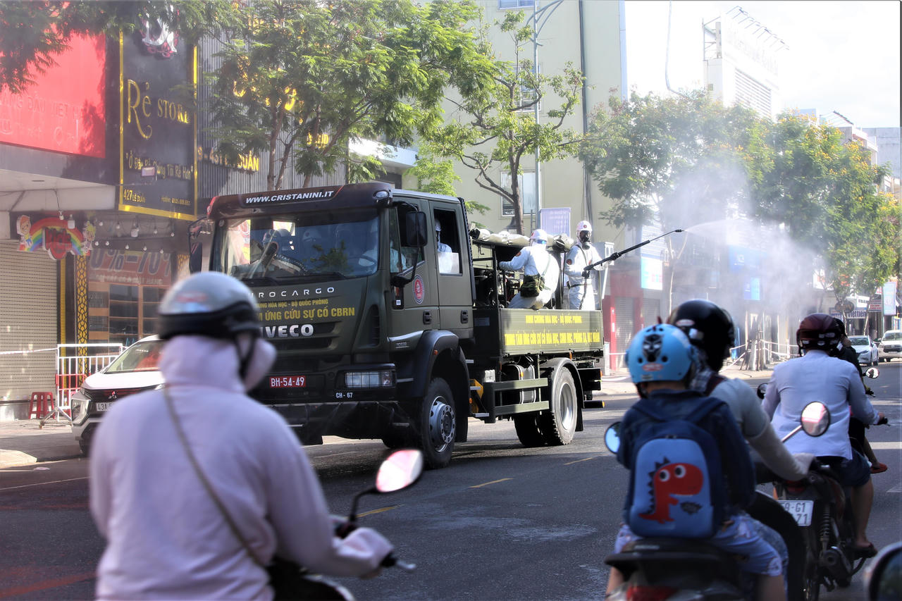 Chùm ảnh: Bộ đội khử khuẩn đường phố, chặn 'giặc COVID-19' ở Đà Nẵng