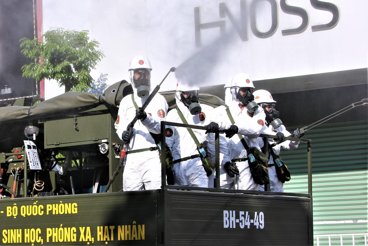 Chùm ảnh: Bộ đội khử khuẩn đường phố, chặn 'giặc COVID-19' ở Đà Nẵng