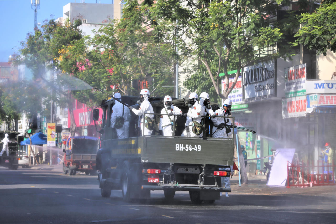 Chùm ảnh: Bộ đội khử khuẩn đường phố, chặn 'giặc COVID-19' ở Đà Nẵng