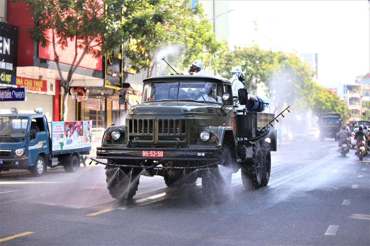 Chùm ảnh: Bộ đội khử khuẩn đường phố, chặn 'giặc COVID-19' ở Đà Nẵng