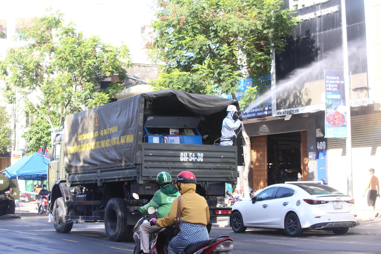 Chùm ảnh: Bộ đội khử khuẩn đường phố, chặn 'giặc COVID-19' ở Đà Nẵng