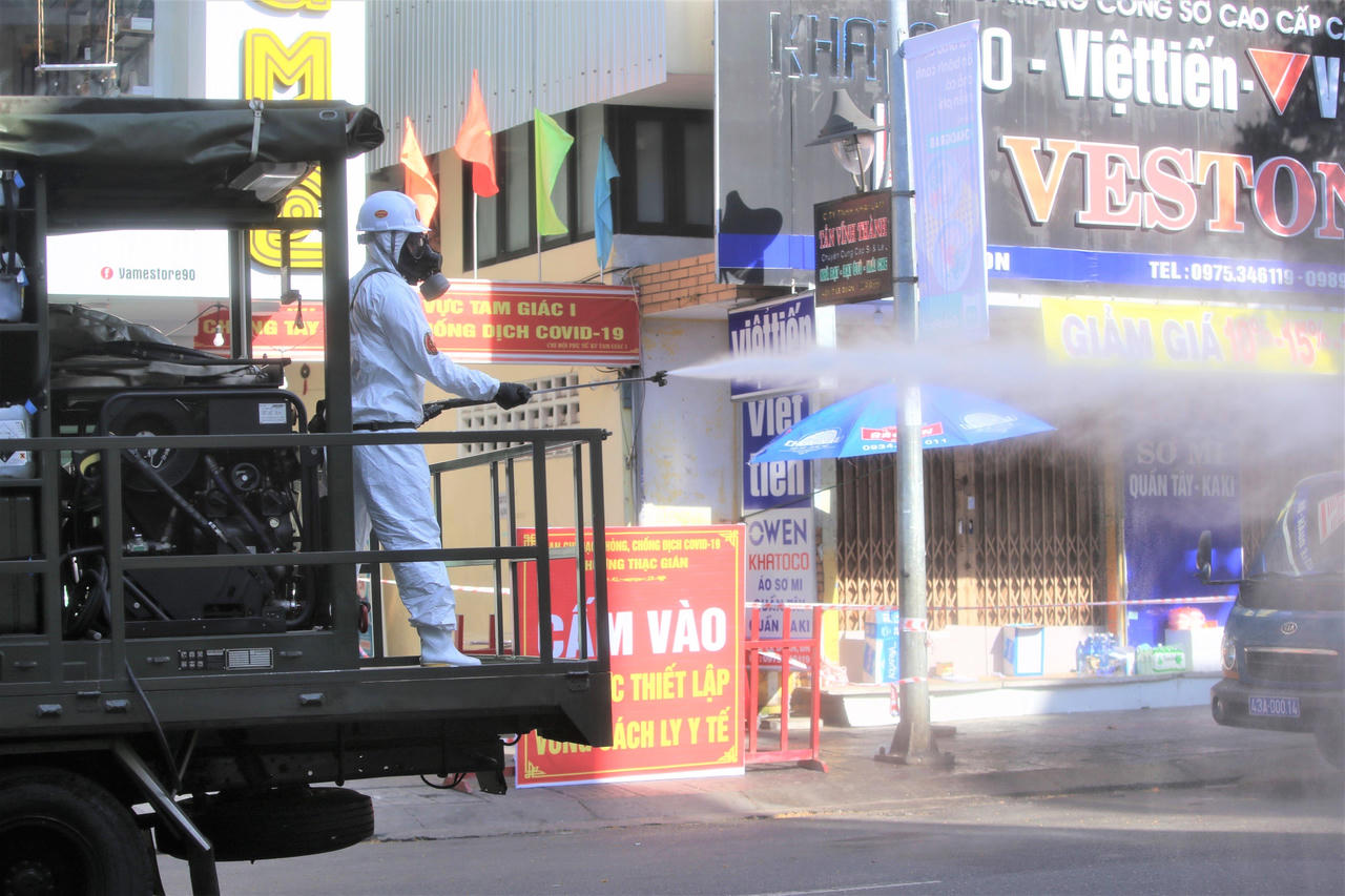 Chùm ảnh: Bộ đội khử khuẩn đường phố, chặn 'giặc COVID-19' ở Đà Nẵng