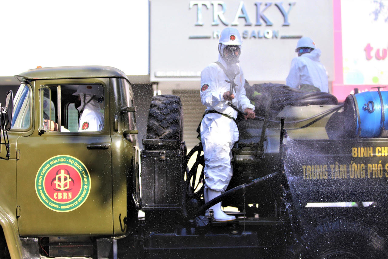 Chùm ảnh: Bộ đội khử khuẩn đường phố, chặn 'giặc COVID-19' ở Đà Nẵng