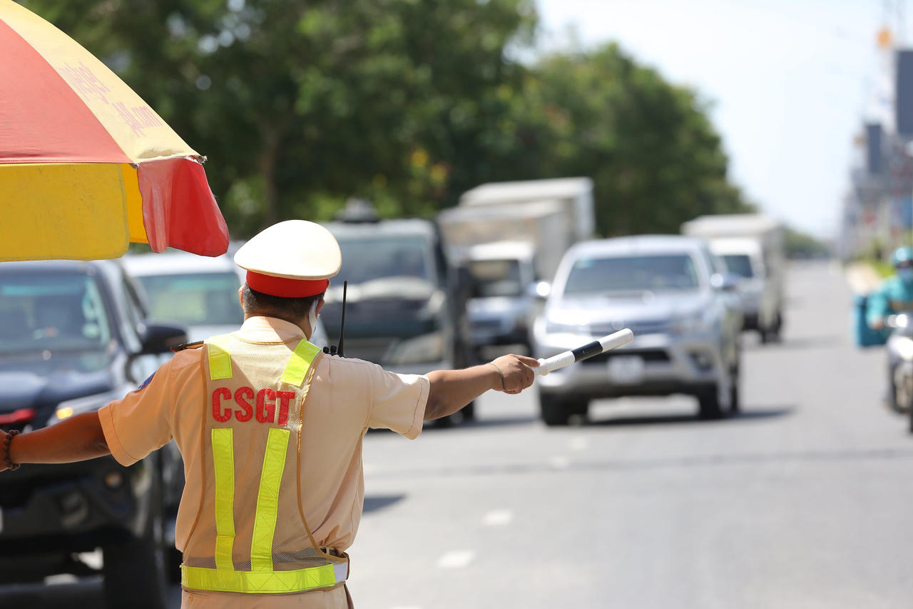 Phơi nắng hơn 40 độ C, ngăn chặn dịch từ cửa ngõ Đà Nẵng