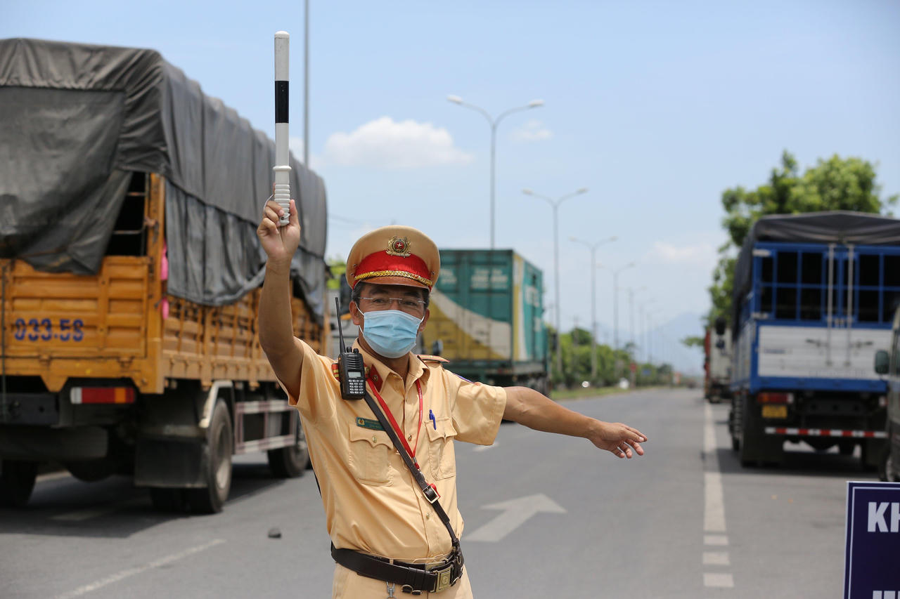 Phơi nắng hơn 40 độ C, ngăn chặn dịch từ cửa ngõ Đà Nẵng