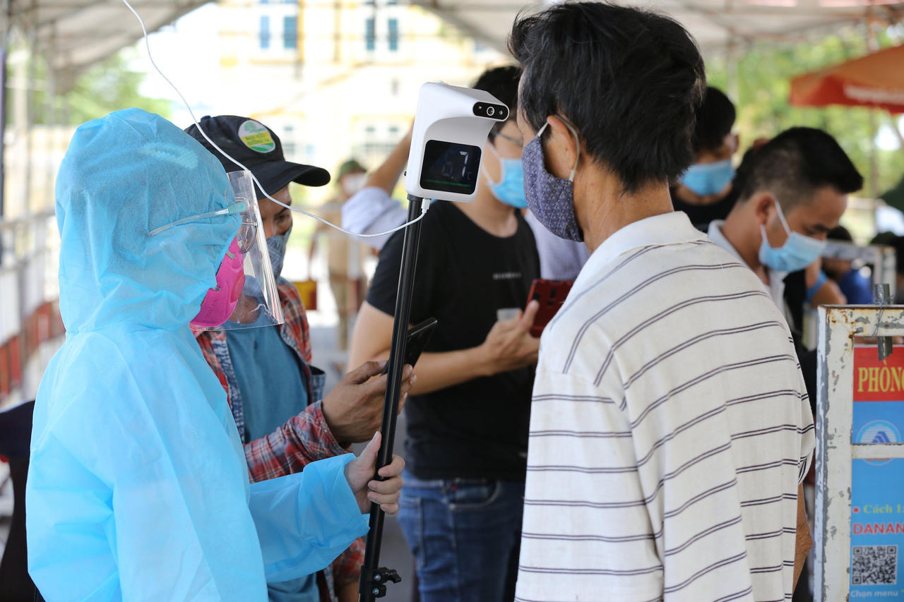 Phơi nắng hơn 40 độ C, ngăn chặn dịch từ cửa ngõ Đà Nẵng