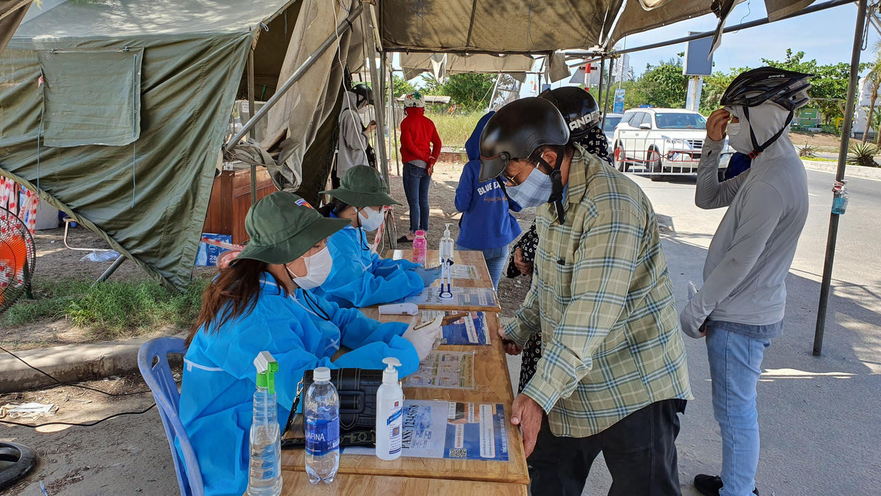 Phơi nắng hơn 40 độ C, ngăn chặn dịch từ cửa ngõ Đà Nẵng