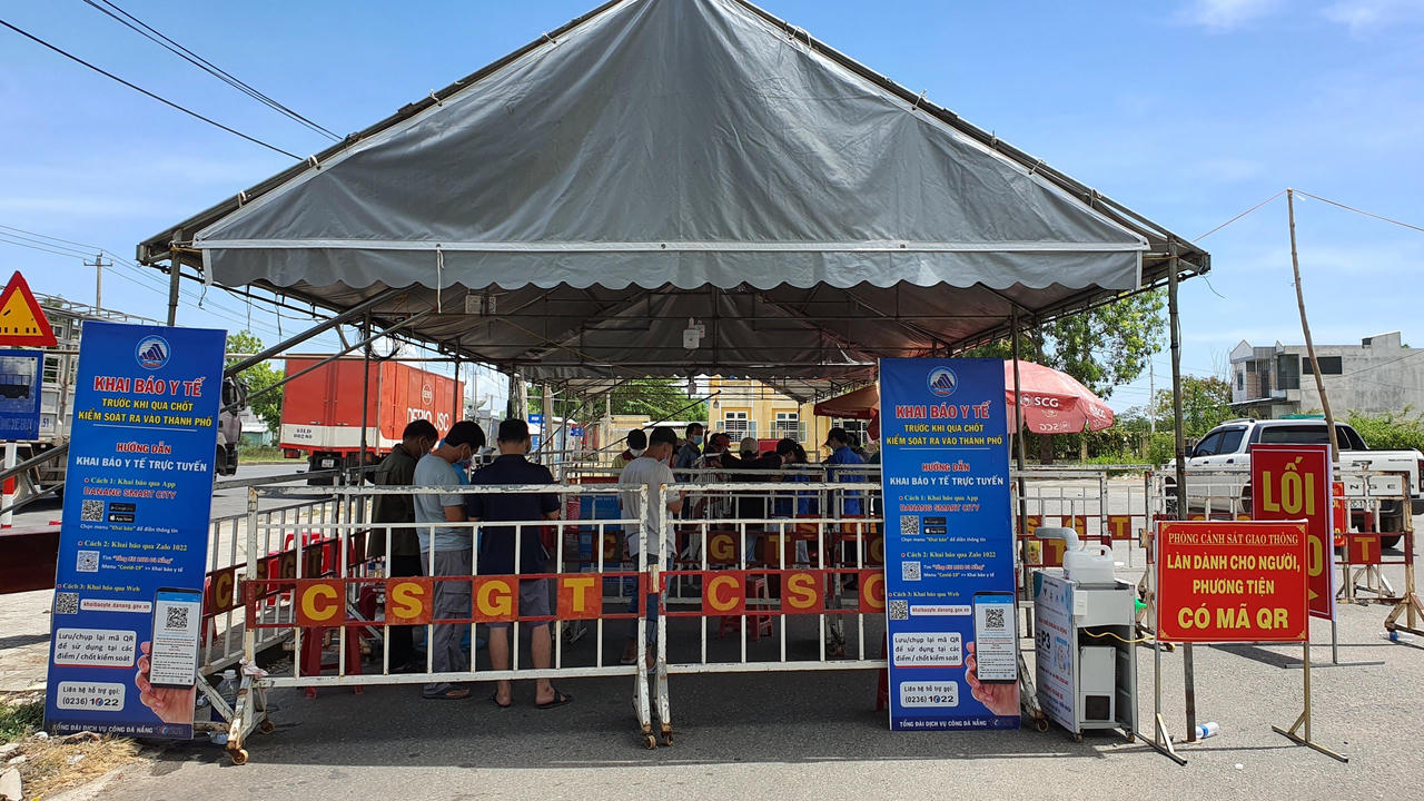 Phơi nắng hơn 40 độ C, ngăn chặn dịch từ cửa ngõ Đà Nẵng