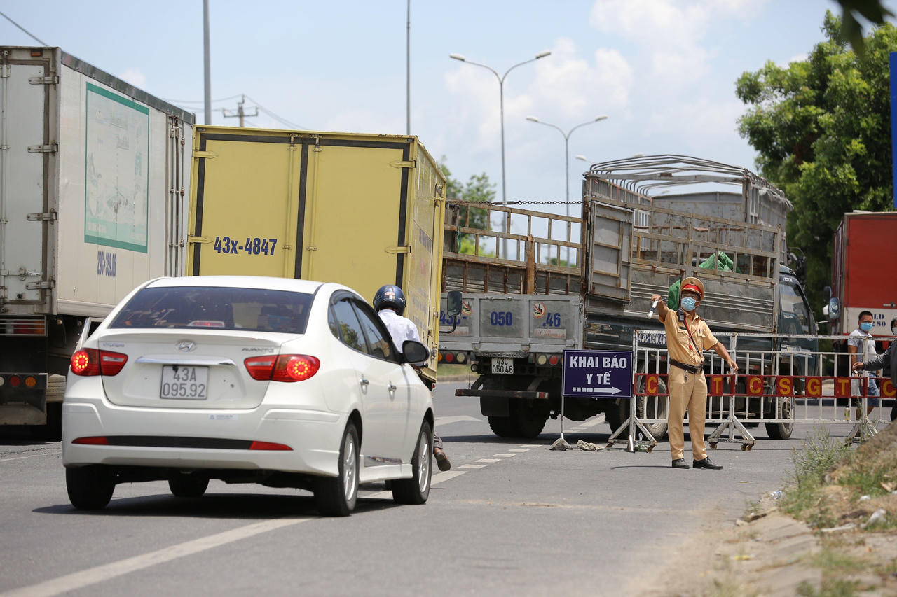 Phơi nắng hơn 40 độ C, ngăn chặn dịch từ cửa ngõ Đà Nẵng