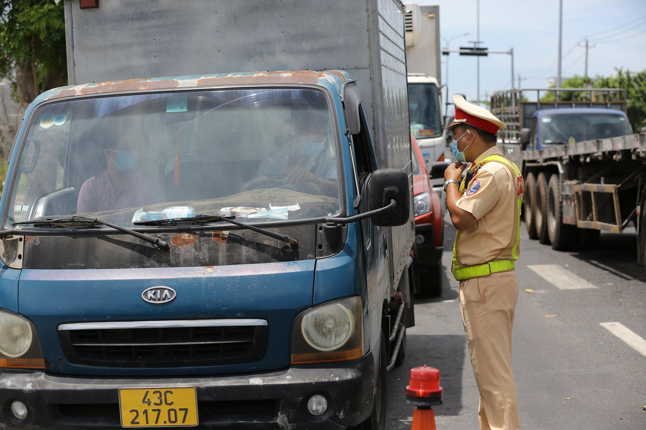 Phơi nắng hơn 40 độ C, ngăn chặn dịch từ cửa ngõ Đà Nẵng