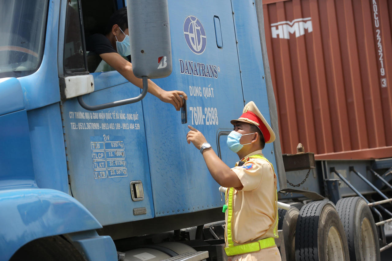 Phơi nắng hơn 40 độ C, ngăn chặn dịch từ cửa ngõ Đà Nẵng