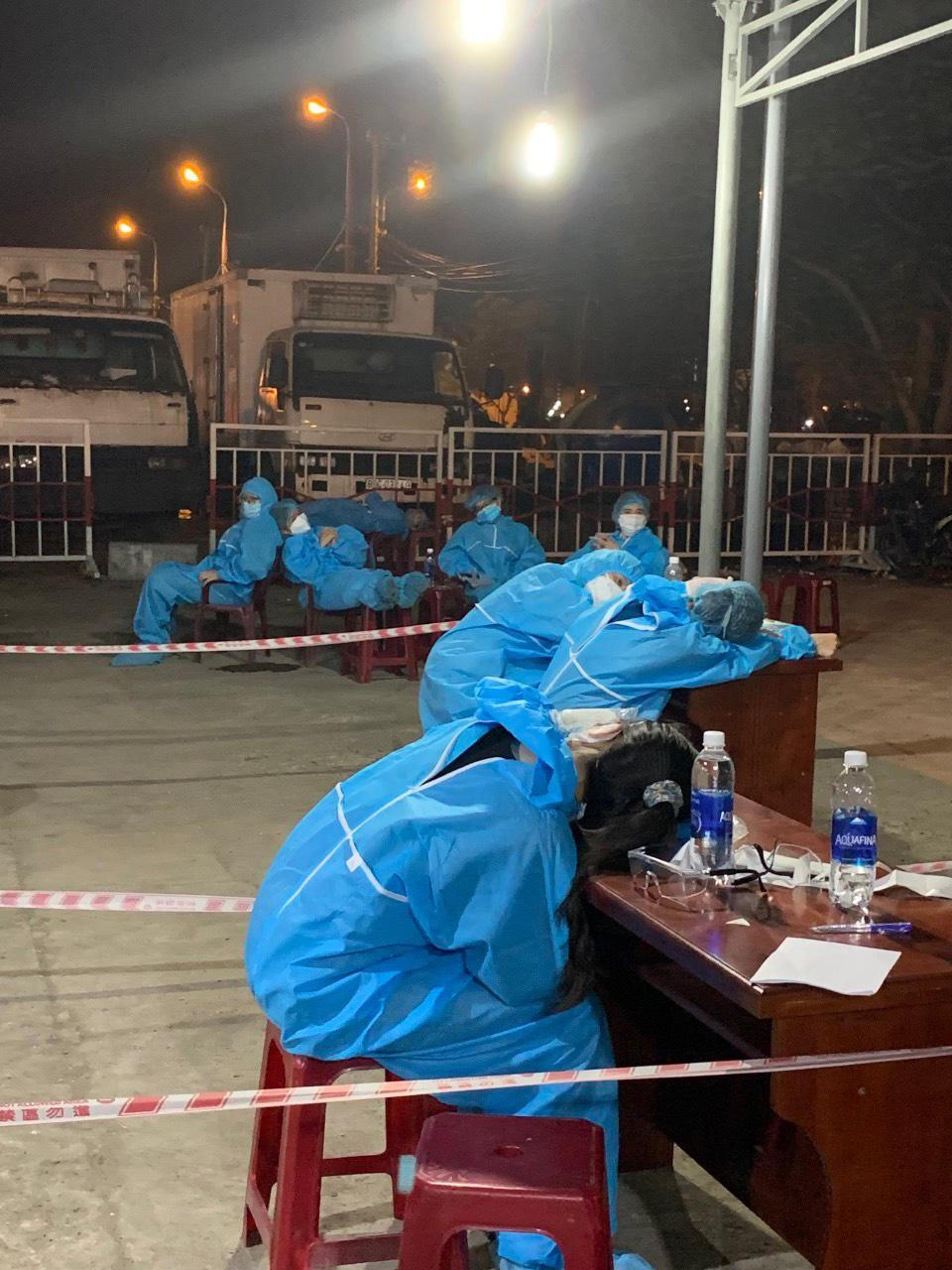 Đà Nẵng phong tỏa cảng cá Thọ Quang, xuyên đêm lấy hơn 1.000 mẫu xét nghiệm COVID-19