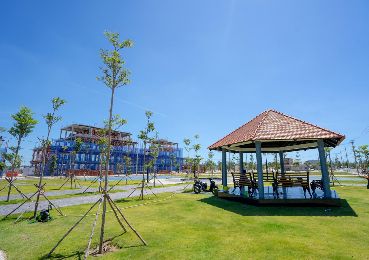 Đất nền và nhà ở ven sông cháy hàng bất chấp dịch bệnh